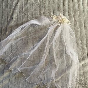 Bridal veil with hair clip